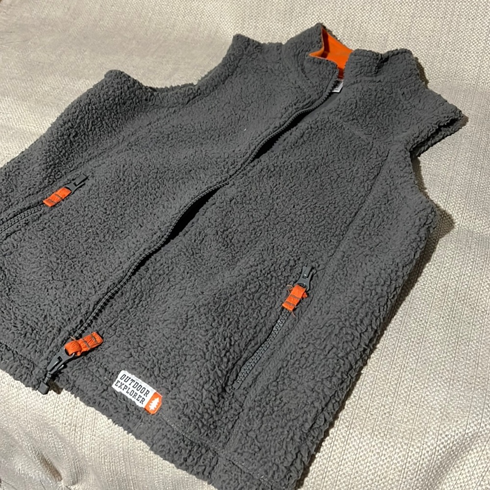 NWT size 6 fleece vest Carters